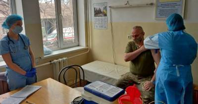 Руслан Хомчак - Хомчак вакцинировался от коронавируса в военном госпитале (4 фото) - tsn.ua