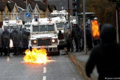 Беспорядки в Белфасте: протестующие забросали полицейских камнями и бутылками с зажигательной смесью - unn.com.ua - Украина - Киев - Лондон - Ирландия