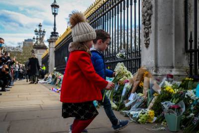 королева Елизавета II (Ii) - принц Филипп - Британцы возлагают цветы в память о принце Филиппе: дворец просит этого не делать - 24tv.ua - Англия - Лондон