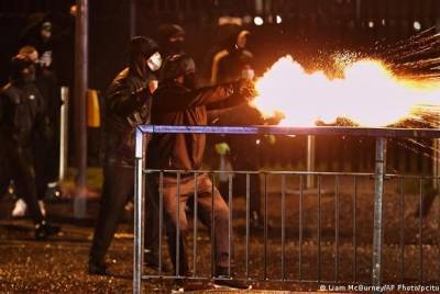 В Северной Ирландии полиция применила водометы против протестующих - unn.com.ua - Украина - Англия - Киев - Ирландия - Северная