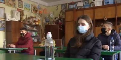 Температурный контроль, дистанция и маски. Как прошло пробное ВНО в Украине - nv.ua