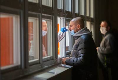 Более 18 тысяч человек сдали тест на коронавирус в Петербурге за минувшие сутки - online47.ru - Санкт-Петербург