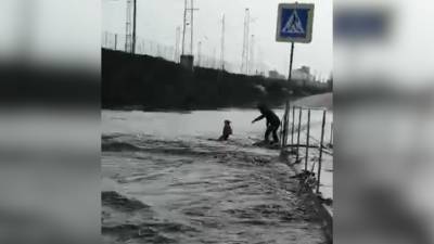 Девочка на роликах чуть не утонула, пытаясь перейти улицу. Видео - vesti.ru - республика Башкирия