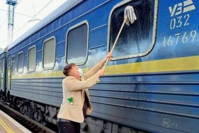 Датчанин помыл окно своего купе в поезде "Укрзализныци" и стал интернет-звездой: фото - vchaspik.ua - Украина - Киев - Дания