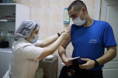 В Минобороны РФ назвали число вакцинированных от COVID-19 военных - aif.ru - Россия
