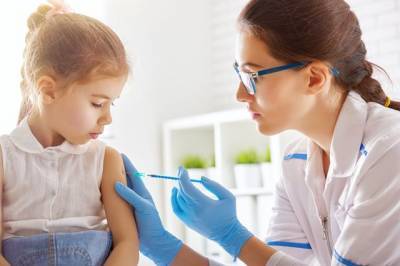 Александр Горелов - Роспотребнадзор оценил возможность использования вакцины от COVID-19 для детей - runews24.ru - Россия