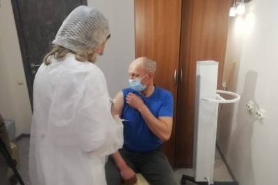 В новых прививочных пунктах Брянска за день вакцинировались 139 человек - mk.ru - Брянск