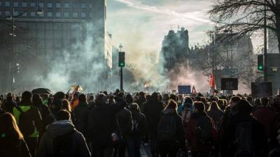 Жесткий локдаун вновь вывел европейцев на улицы, полиция не оценила - 5-tv.ru - Дания