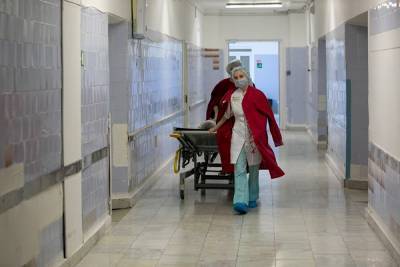 В Кургане в двух отделениях больницы скорой помощи выявлены случаи коронавируса - znak.com - Курган