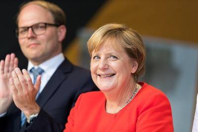 Ангела Меркель - Штеффен Зайберт - Стало известно, когда Меркель поставит прививку от коронавируса - aif.ru - Берлин