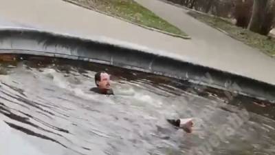 В Киеве мужчина устроил заплыв в фонтане ботанического сада: видео - 24tv.ua - Киев