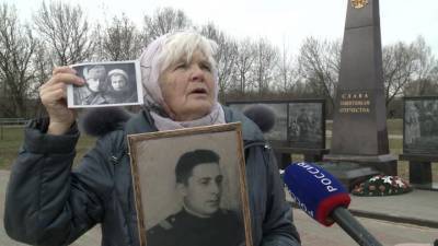 В память об отце: москвичке провели персональную церемонию возле Вечного огня - vesti.ru