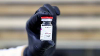 В Ирландии приостановили вакцинацию лиц младше 60 лет препаратом AstraZeneca - russian.rt.com - Англия - Ирландия