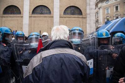 Ситуация с COVID-19: снятие ограничений в Британии и протесты в Италии - tvc.ru - Англия - Италия - Рима