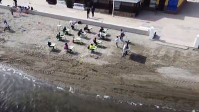 Испанские школьники начали учиться на пляже - polit.info - Испания - Мурсия