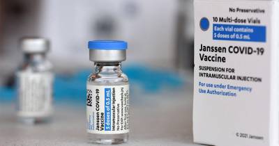В США рекомендовали приостановить вакцинацию препаратом от J&J - ren.tv - Сша