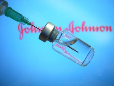 США ставит на паузу применение вакцины J&J из-за шести случаев появления тромбов - sobesednik.ru - Сша