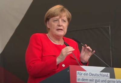 Ангела Меркель - Активисты Германии принесли к офису Ангелы Меркель гробы - actualnews.org