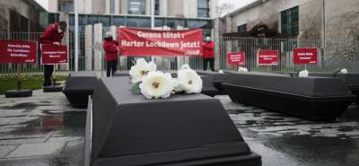 Ангела Меркель - Общественники Германии выставили гробы возле офиса канцлера Меркель - runews24.ru