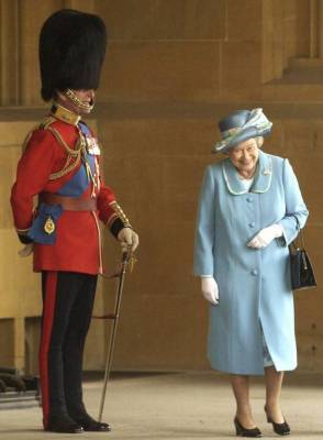 принц Филипп - Георгий СВЯТОЙ (Святой) - королева Елизавета - Вирусная фотография королевы Елизаветы, смеющейся со своего супруга принца Филиппа: настоящая история ее появления - skuke.net