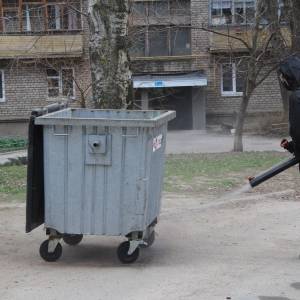 В Запорожье снова дезинфицируют мусорные контейнеры и площадки. Фото - reporter-ua.com - Запорожье