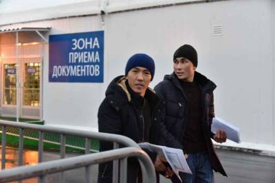 Владимир Ефимов - Власти Москвы сообщили о необходимости снятия ограничений на въезд трудовых мигрантов - vm.ru - Москва