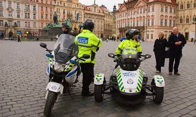 В Чехии полиция отказалась следить за исполнением запрета властей собираться на улицах группами - og.ru - Чехия