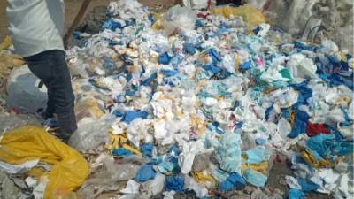 Индия - Индийская фабрика набивала матрасы грязными медицинскими масками: фото - 24tv.ua