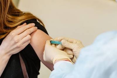 Евросоюз рассчитывает летом вакцинировать 70% населения — Известия - aif.ru - Евросоюз