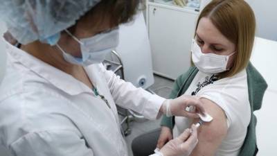 Массовая вакцинация от COVID-19 началась на крупных предприятиях в РФ - 5-tv.ru - Россия