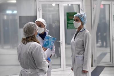 Более 7 тыс. медиков Петербурга получили "коронавирусные" выплаты в 2021 году - interfax-russia.ru - Санкт-Петербург - Петербург