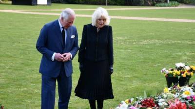 принц Чарльз - принц Филипп - Скорбящие принц Чарльз с Камиллой прогулялись, чтобы увидеть подарки британцев для Филиппа - 24tv.ua - Англия - Лондон