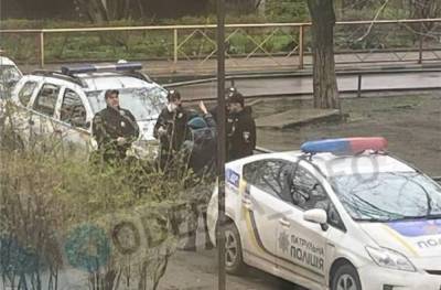 Бездыханное тело найдено под подъездом дома в Одессе: первые кадры трагедии - odessa.politeka.net - Одесса
