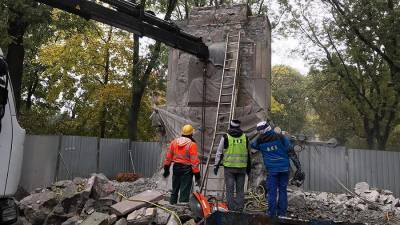 Варшава снесла шесть памятников советским солдатам - iz.ru - Россия - Израиль - Польша - Варшава