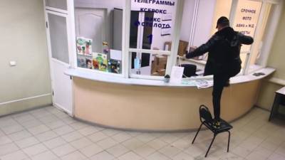 "Отдайте посылку!": актер устроил погром в почтовом отделении в Люберцах - vesti.ru