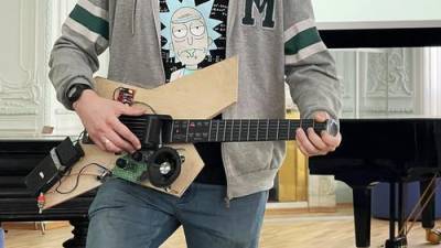 Российский студент разработал гитару специально для людей с инвалидностью - argumenti.ru - Санкт-Петербург