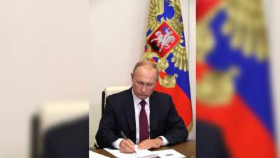 Путин - Пресс-секретарь президента рассказал о здоровье Путина после прививки - newinform.com - Россия
