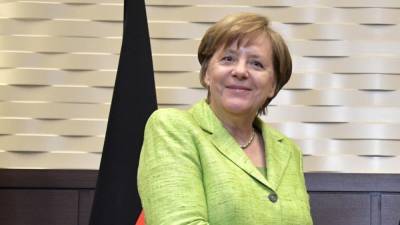 Ангела Меркель - Штеффен Зайбер - Канцлер Германии привилась вакциной AstraZeneca - polit.info - Германия