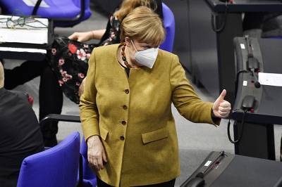 Ангела Меркель - Штеффен Зайберт - Меркель сделала прививку от коронавируса - tvc.ru - Англия