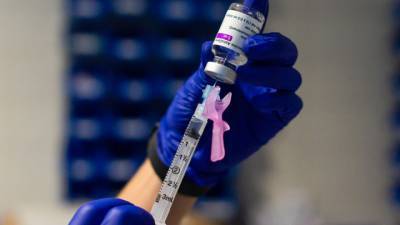 Вакцина от AstraZeneca унесла жизни восьми французов - vesti.ru - Франция