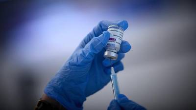 Во Франции восемь человек умерли после вакцинации AstraZeneca - iz.ru - Франция - Израиль