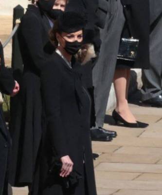 принц Уильям - принц Филипп - Кейт Миддлтон - Кейт Миддлтон в черном платье-пальто и в жемчужном колье на похоронах принца Филиппа - skuke.net - Англия