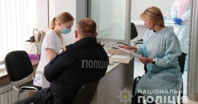 В Украине начали вакцинировать полицию и пограничников, но не обещанным Pfizer - tsn.ua