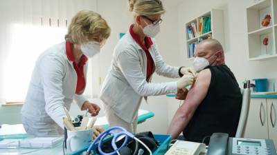 В Канаде второй пациент заболел тромбозом после вакцины AstraZeneca - vesti.ru - Канада