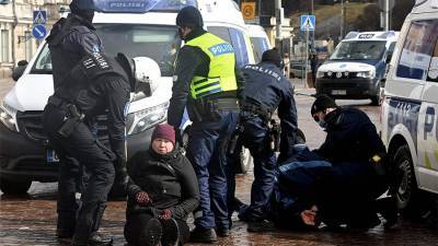В Хельсинки на акциях против ограничений из-за COVID-19 задержали 17 человек - iz.ru - Финляндия - Хельсинки - Израиль