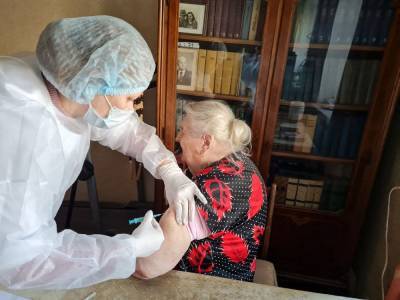 В Астрахани медики вакцинируют пенсионеров на дому - astrakhanfm.ru - Астрахань