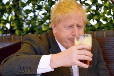 Борис Джонсон - Джонсон выпил свою первую пинту пива после ослабления локдауна на фоне COVID-19 - versia.ru - Англия - Бирмингем