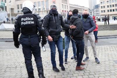 В Брюсселе полиция разогнала митинг против коронавирусных ограничений - eadaily.com - Брюссель