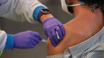 В Британии число случаев тромбоза после вакцины AstraZeneca выросло до 30 - iz.ru - Англия - Израиль