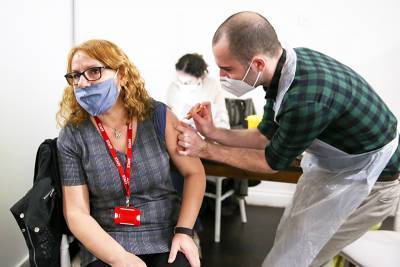 Три десятка случаев тромбоза выявлено у привитых от коронавируса в Великобритании - tvc.ru - Англия